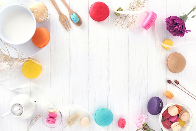 Kolorowe wypieki na stole